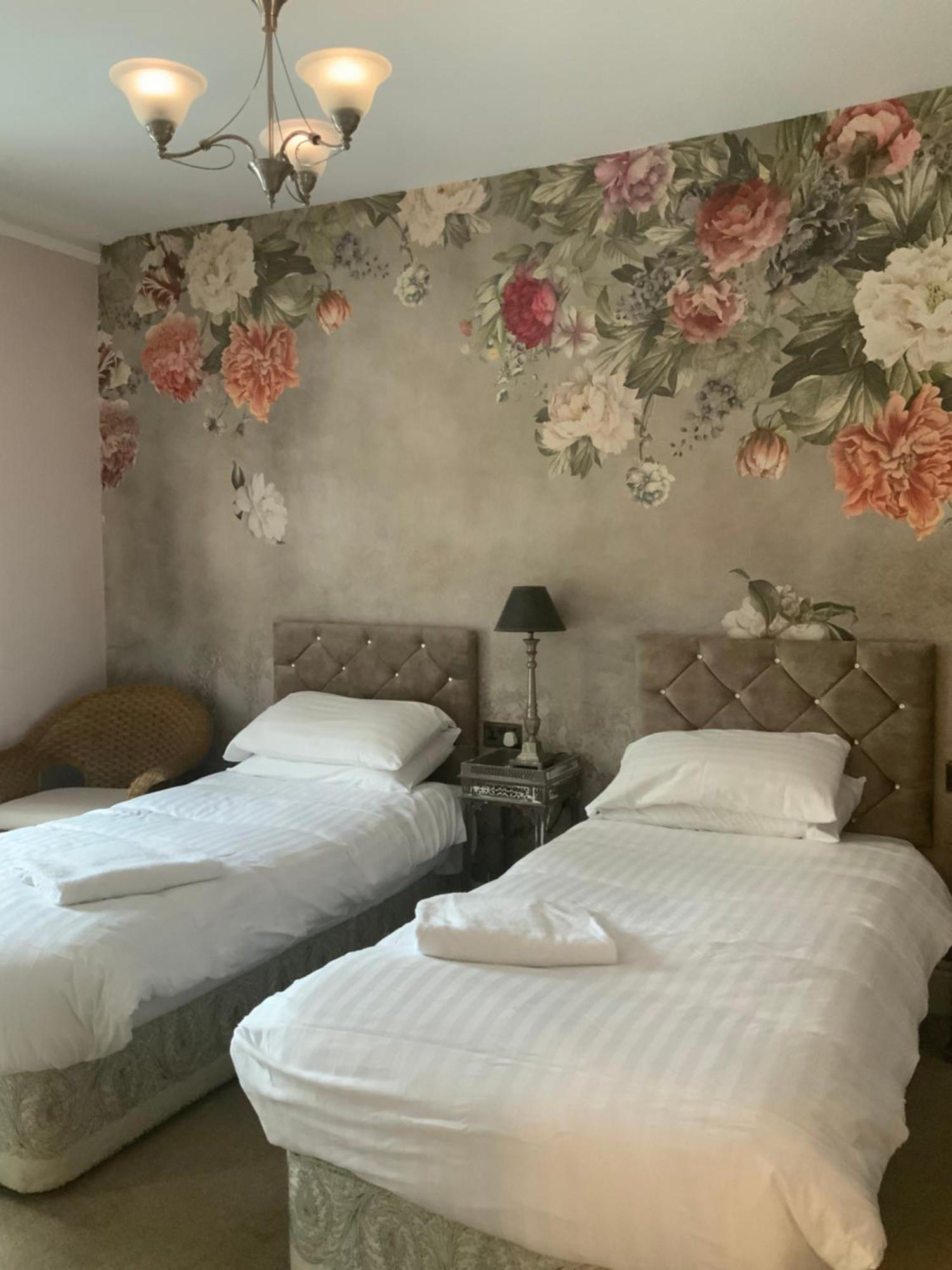 The White House Hotel Sennybridge Cameră foto